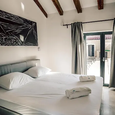 Mala,luxury Retreat With Pool, Sauna & Gym Villa