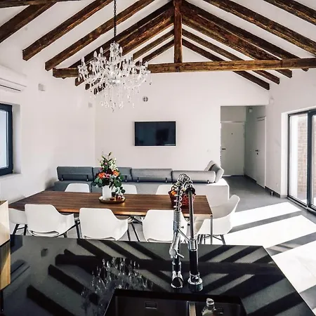 Villa Mala,luxury Retreat With Pool, Sauna & Gym
