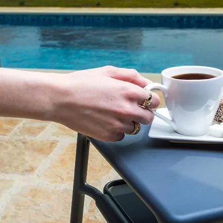Mala,luxury Retreat With Pool, Sauna & Gym Villa