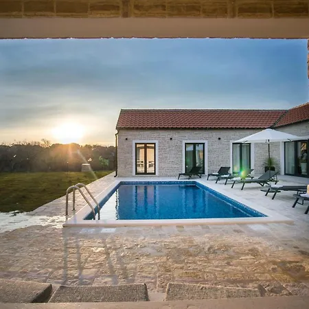 Villa Mala,luxury Retreat With Pool, Sauna & Gym