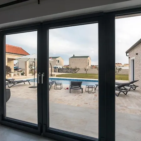Villa Mala,luxury Retreat With Pool, Sauna & Gym