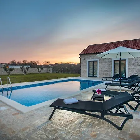 Mala,luxury Retreat With Pool, Sauna & Gym Villa