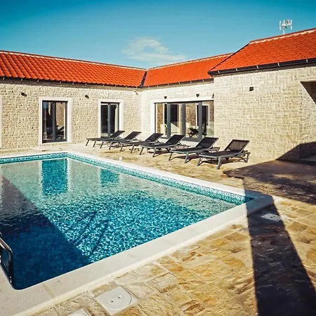 Villa Mala,luxury Retreat With Pool, Sauna & Gym